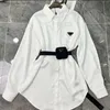 Blusas femininas Camisas Designer Designer Luxo Qualidade Triângulo Etiqueta com Fanny Pack Moda Avançada Tecido Textura Lapela Manga Longa Camisa 04NJ