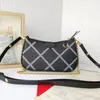 Easy Pouch On Strap Crossbody-väskor Präglat Empreinte Cowhide Läder i 6 färger M81862 Med en D-ring Hårdvara Lady Designer axelväskor