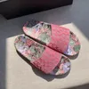 2023 Designer Beach Sandals Slides Mens Kvinnor präglade tofflor Summer Sandal Beach Slide Plat Platform Ladies Home Fashion Shoes Stands Causal Slipp P7B4#