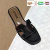 Avec bac à pantoufle Orans Designer Sandale Femmes Glines Sandales de plage Chaussures de luxe Gétille Filp en cuir Sandales Summer Flat Slip2652645