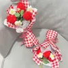 Dekorative Blumen, Erdbeere, selbstgemacht, DIY-Häkelblume, künstliches Fake-Geschenk für Verliebte, Hand, Frauentag, Lehrertag