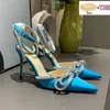 Sandalen met dooskledingschoenen mach 100 zijde satijnen dubbele boog kristallen pompen ontwerper sandaal reflecterende vrouwen hoge hakken luxe bruiloft sandalen mode wome j2305