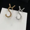 Pärlkedjan Rope Winding Pins Lady Exquisite Letter Brooches Fashion Advanced Jewelry for Party Anniversary