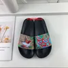 Designer 2023 tofflor för män kvinnor mode klassiska platt sommarstrandskor man scuffs läder gummi blommig blommor tiger glider