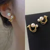 Un paio di orecchini di perle geometriche Orecchini di senso di design piccolo con ago in argento S925 Orecchini francesi di temperamento semplice femminile