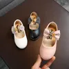 Primeros pasos zapatos de bebé princesa niñas dulce Casual niños cuero sólido cuna bebé niño pequeño lindo arco 2023