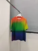 남성 캐주얼 셔츠 디자이너 디자이너 고급 버전 좋은 2023 New Cotton Rainbow Anagram 엠보싱 인쇄 단축 티셔츠 Y83E VPZP