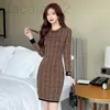 Casual jurken ontwerper Yuqi Senhora do escritorio vestido de malha outono casual fino opescoo manga longa sexy mini vestidos para als mulheres elegante jacquard