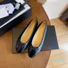 Klassisk designerklänning Sandaler Spring och Autumn 100% Cowhide Ballet Flats Dance Shoes Fashion Women Black Flat Boat Shoe Sandal Lady Leather Lazy Loafers With Box