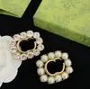 Modeontwerper Pearl Rhinestone Broche Pins Men Damesmerk Gold Letter Booch Pin Pak Dress Pins For Lady Specificaties Designer sieraden Gift met doos