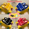 Com designer de caixas Slipper masculino feminino xad algod￣o esponja fita m￡gica fita de plataforma em relevo sand￡lias de luxo praia amarelo preto verde azul vermelho 5,5 cm Mulheres chinelas