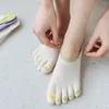 Chaussettes de femmes mignonnes fleurs de dessins animés imprimés cinq doigts coton tube bas décontracté invisible hospitalière toe femelle