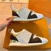 2022 Kör bort kvinnliga designer Sneakers Platform Trainers Luxury Leather Casual Shoes Men skor äkta läder mode bort Sneakers män kvinna casual skor nr12