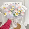 Dekorative Blumen, Erdbeere, selbstgemacht, DIY-Häkelblume, künstliches Fake-Geschenk für Verliebte, Hand, Frauentag, Lehrertag