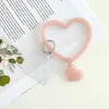 Braccialetti con ciondoli Moda estiva Telefono cellulare Ciondolo a cuore d'amore Anello appeso Polsino per telefono Cinturino in morbido silicone con cordino Bracciale anti-smarrimento