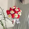 Dekorative Blumen, Erdbeere, selbstgemacht, DIY-Häkelblume, künstliches Fake-Geschenk für Verliebte, Hand, Frauentag, Lehrertag