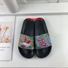 Designer sandaler blommor randig platt växel sula tofflor för män kvinnor sommar utomhus hus pool strandskor mode lyxys skurar flip flops stor storlek 36-48 dhgate