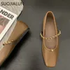 Отсуть обувь Suojialun 2023 Spring Brand Женщины Flat Fashion Chain не мелководье на балетных квартирах повседневная балера Soft Loafers 230224