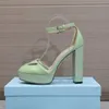 カジュアルドレスシューズ女性ハイヒールサンダル白の結婚式の靴クラシックトライアングル装飾パテントレザー 12.5 センチメートルアンクルストラップバックルファッションデザイナーの靴