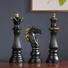 Objets décoratifs Figurines résine artisanat ornements échecs internationaux roi tête de cheval or trois pièces costume Art déco ornements accessoires de décoration 230224