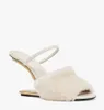 2023 Lyxvarumärke Första kvinnors sandaler skor svart päls rem guldfärgad f-formade skulpterade klackar lady kil mules sexig kaka tå kvinna vita tofflor sko eu35-43