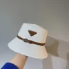 Gro￟handel Frauen klassische Designerin Luxusmarke Eimer Hut Neu einfaches und vielseitiges Stroh gewebter Beckenh￼te Mode invertiertes Dreieck Sonnenvisor Sommerreisen Sunhats