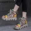 Sandálias 2022 Verão Novo moda Moda grossa cor redonda de cabeça retro estilo retro peixe oca boca romana botas frias sandálias versáteis para mulheres z0224