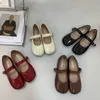 Chaussures habillées baillamos femmes plate orteil divisé pour femmes rétro single single un mot boucle peu profonde bouche mary jane sandals 230224