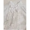 Blouses Femmes Chemises QWEEK Chemise blanche en dentelle Femmes Style Lolita Gigot Manches Beaux Blouses Japonaises À Manches Longues À Volants Plissés Hauts Kawaii Vêtements 230225