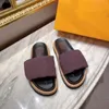 Luxe Slipper Sandalen Zwembad Kussen Platte Reliëf Muilezels Designer Slides Damesschoenen Zomer Echt Leer Cool Comfort Slippers Wit bedrukt Mode heren Slide