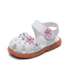 Sandalen 2021 Nieuwe kinder platte schoenen Bloemen Designer schoenen Baby Casual schoenen Rubber Kinderen Zomer Sandalen zachte zolen Girl Shoe Z0225