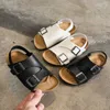 Sandaler nubuckpu läder sandalias barn bruna korkskor dubbel spänne justerbara sandaler pojkar girrs strand tofflor utomhus babyskor z0225