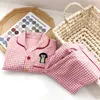 Pyjamas Girls Home Clothes Set Spring Autumn Boys broderade topp med rutiga byxor 2 bit 3 7y Unsex Bekväm pyjama 230224