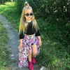 ホットスタイルの女の子の子供服ベビーガールスーツファッシュブラックTシャツフローラルショートパンツdovetailスカートドレス夏の女の子の服セット