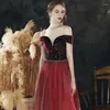 Вечеринка платья бордовыми от плеча Satin Pleat vestidos de fiesta noche для выпускного вечернего вечернего платья