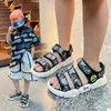 Sandalias Niños 2022 Verano Nuevos Niños Pequeños Cool Soft Beach Sandalias Chicas Hook Loop Hollow Open Toe Lindo Niños Moda Deportes Zapatos PU Z0225