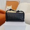 カセットミディアムループカメラバッグデザイナーラグジュアリーバッグミニ財布小さなメタリック装飾の女性バッグ付き小さなイントレクチャートレザークロスボディバッグ