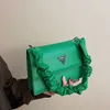 Kvinnors väska 2023 Trend Handbag Bag Kvinnors enkla singel axel messenger veckade små fyrkantiga kvinnliga bågar högkvalitativa axlar 75%rabatt