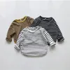 T skjortor Autumn Baby Boys randig långärmad toppar koreansk stil barn casual tees barn kläder 230224