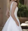 Robe de mariée Simple a-ligne col en v réservoir dos nu bouton pli Satin étage longueur balayage Train robe de mariée sur mesure 2023