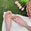 Tofflor tunna flip-flops kvinnor ins bär mode online kändis vid havet semesterskor sandaler och tofflor 3696 230224