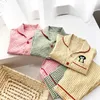 Pyjamas Girls Home Clothes Set Spring Autumn Boys broderade topp med rutiga byxor 2 bit 3 7y Unsex Bekväm pyjama 230224