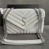 2023 New Luxurys مصمم Loulou أكياس الكتف النسائية الجلدية Crossbody Bag Lady Postman Fashion Metal Chain Letter Handbag Puffer Rabor