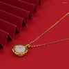 Kedjor Internet-berömda och vintage kinesisk stilimitation Hetian Jade Simple Dignified Pendant Gold Plated Classical National Fashion