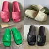 Moda mujer zapatilla diseñador diapositivas sandalias acolchadas cuero real hombres de lujo zapatillas planas goma fondos gruesos chanclas playa zapatos de verano con caja NO435