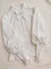 Blouses Femmes Chemises QWEEK Chemise blanche en dentelle Femmes Style Lolita Gigot Manches Beaux Blouses Japonaises À Manches Longues À Volants Plissés Hauts Kawaii Vêtements 230225