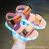 샌들 걸스 샌들 LED 컬러 빛나는 2021 New Squins Children Children Sandals Softsoled Fashion Summer Shoe Baby Lightup Shoe Z0225