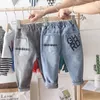 Dżinsy małe chłopców swobodne niebieskie spodnie wiosna jesienna jeansowa dżinsowe spodnie Dzieci Listu List bielizny 230224