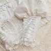 Blouses Femmes Chemises QWEEK Chemise blanche en dentelle Femmes Style Lolita Gigot Manches Beaux Blouses Japonaises À Manches Longues À Volants Plissés Hauts Kawaii Vêtements 230225
