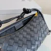 Cassette Medium Loop Camera Bag Designer Luxury Bag Mini Sacs à main Petits sacs à bandoulière en cuir Intrecciato avec embellissement métallique noué Sac pour femme